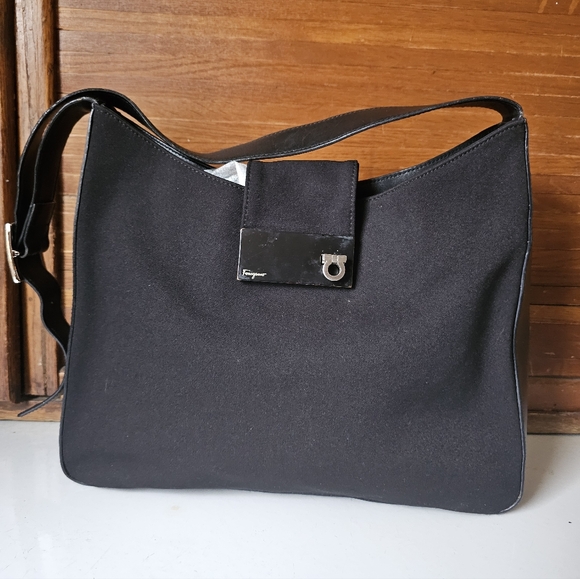 Salvatore Ferragamo Giancini Black Shoulder Bag Vintage 21 0195 GUC 2001 - Picture 2 of 14